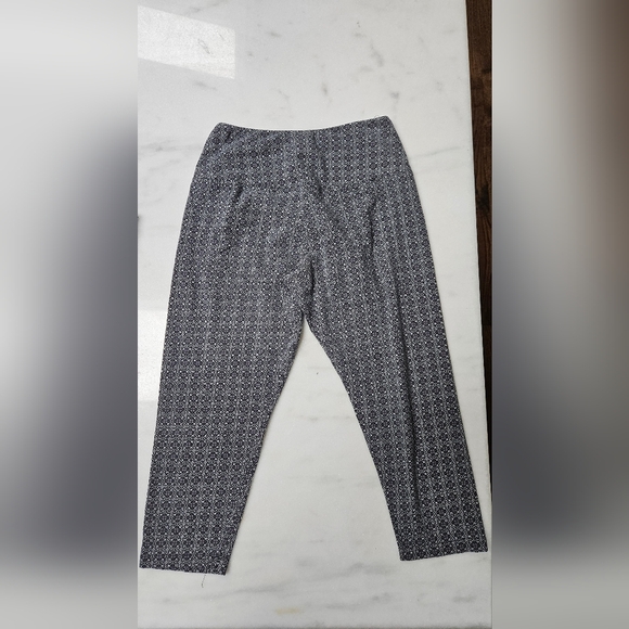 Dressbarn US Large Black And Gray Capri Leggings - Picture 3 of 5